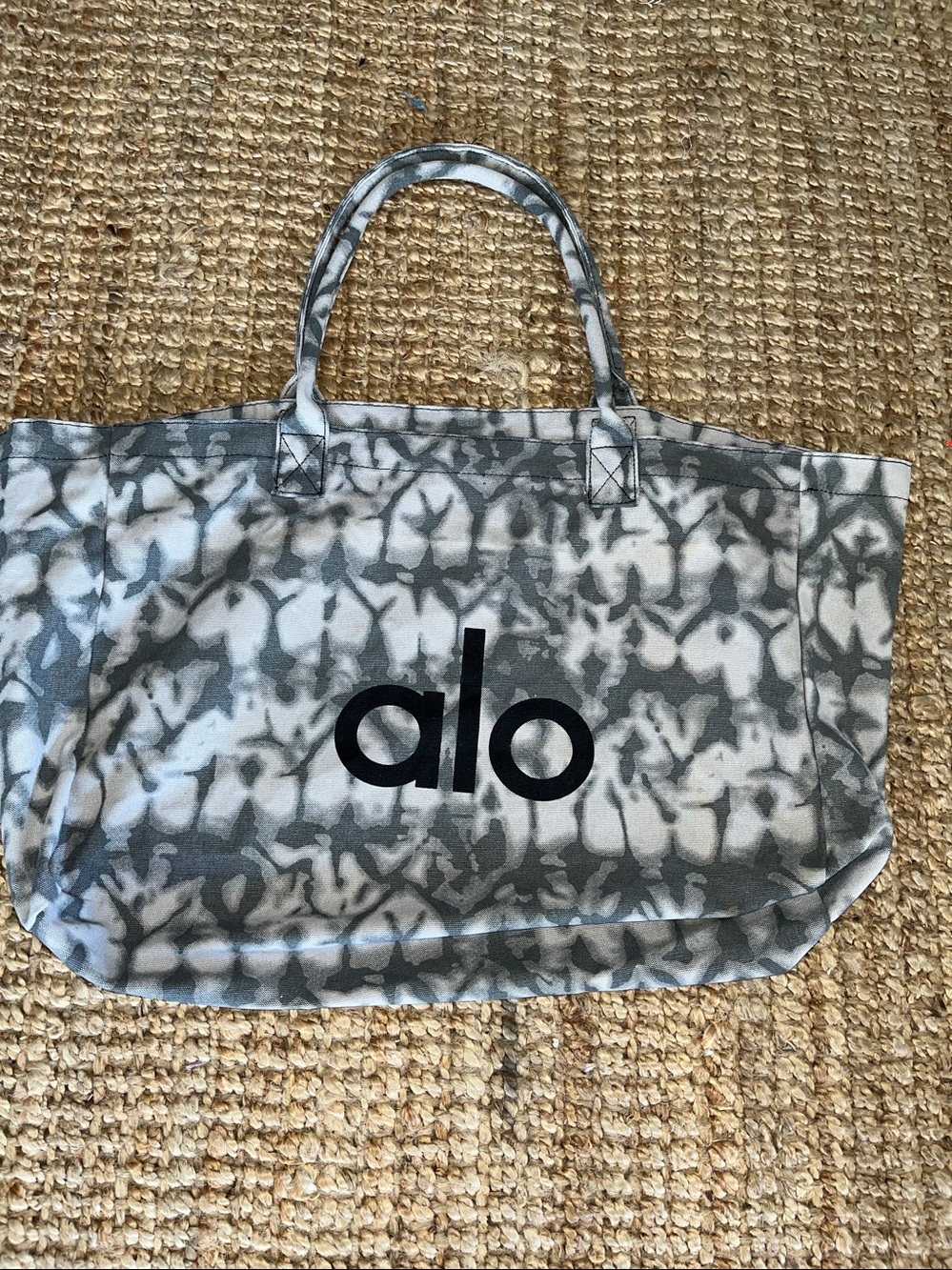ALO Yoga Gray and White Tie-Dye Canvas Tote bag
100% cotton